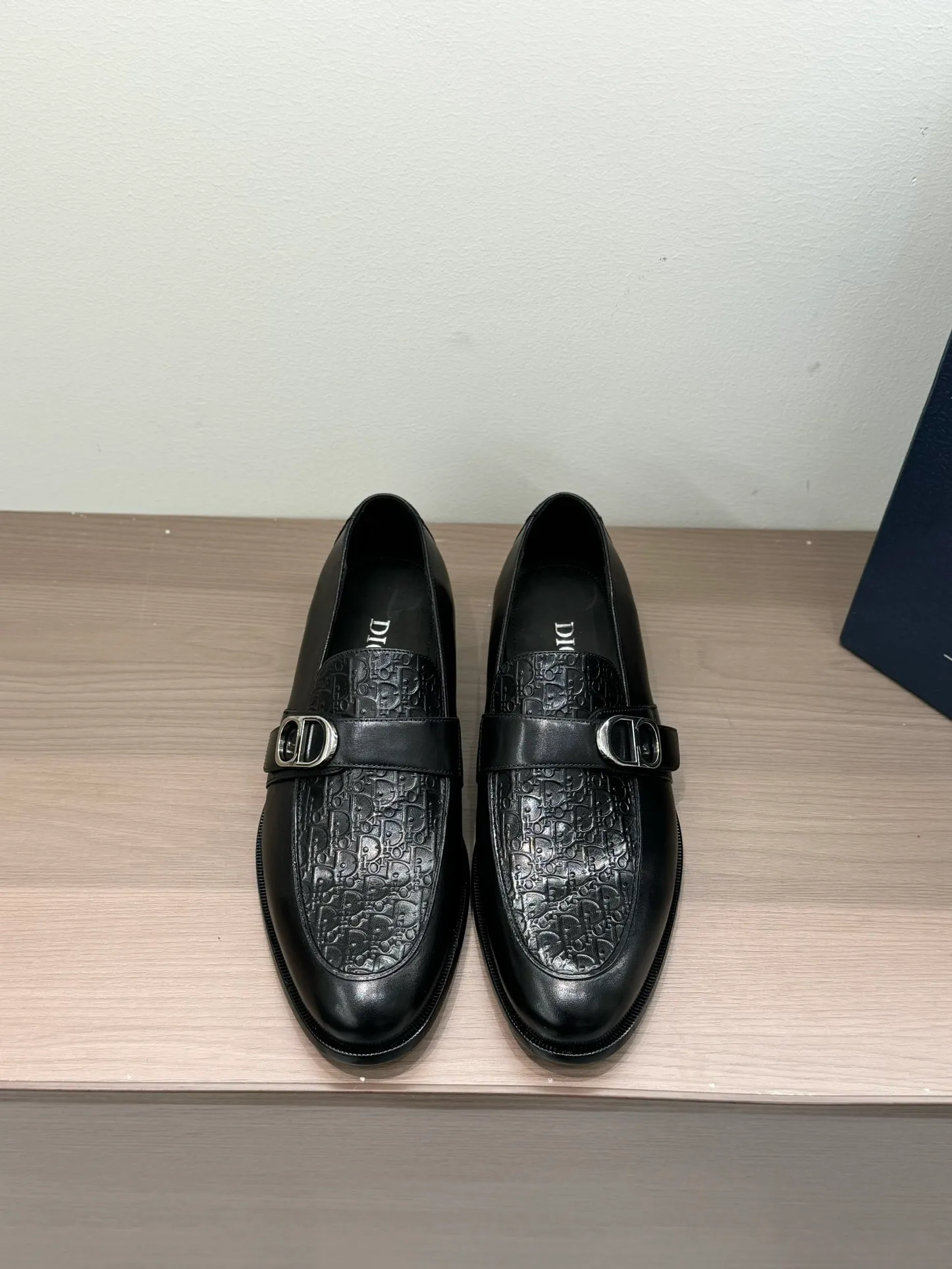 [Dior Dior] Top P: 960💰 Standard code 39-44 (38.45.46 custom-made, non-refundable and non-exchangeable) Dior Dior's latest high-end men's boutique casual leather shoes, the upper is carefully made of black cowhide/open-edge beaded leather/high-mercerized frosted cowhide, the classic silhouette shows elegance, and the upper strap is matched with a metal-coated CD Icon decorative buckle to enhance the style. Comfortable and lightweight, the Italian leather sole features anti-slip rubber inserts. The Blake structured leather sole with anti-slip details showcases Dio*'s exceptional craftsmanship. Elegant and refined, it can be matched with all kinds of suits.